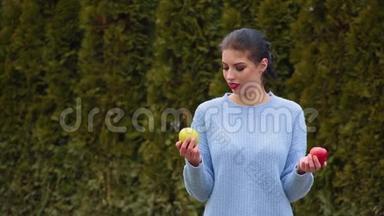 在绿<strong>苹果</strong>和<strong>红<strong>苹果</strong>之间选择穿蓝色夹克的漂亮年轻女子肖像，决定咬绿<strong>苹果</strong>